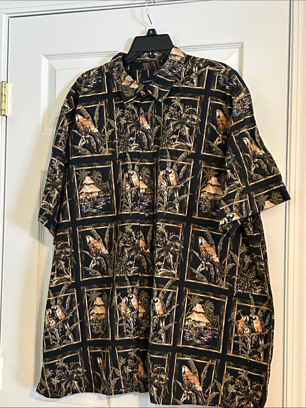 Men's Black Tropical Parrot Print Short-Sleeve Button-Down Shirt